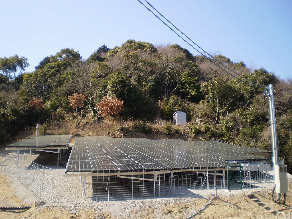 写真：斜面設置太陽光発電所